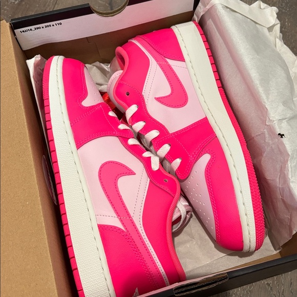 Air Jordan 1 Low NIB Hyper Pink 8.5W - Picture 7 of 7